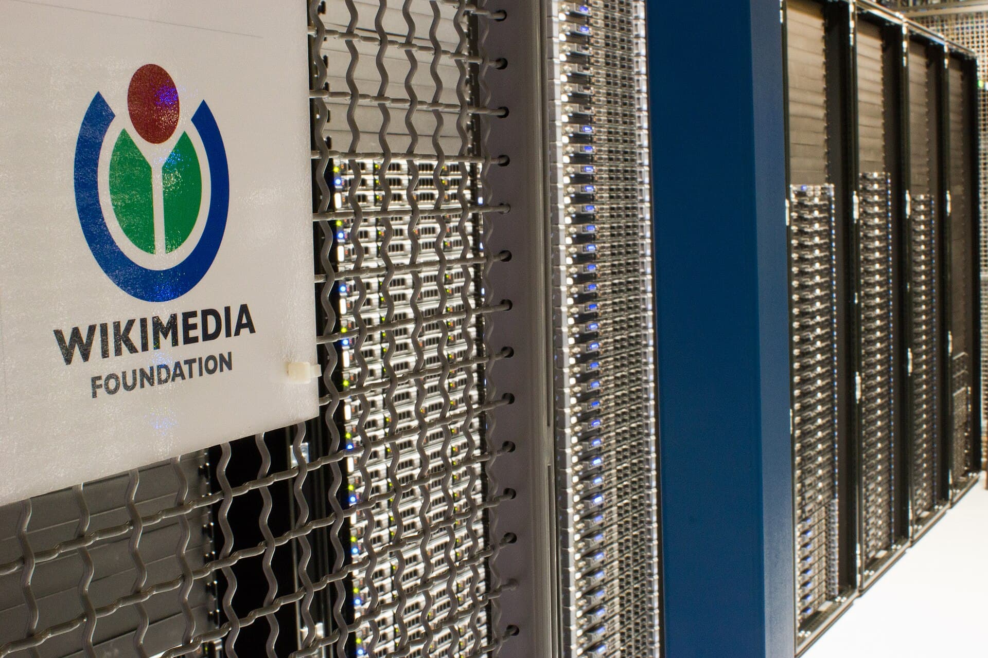 Rows of servers in a data centre aisle